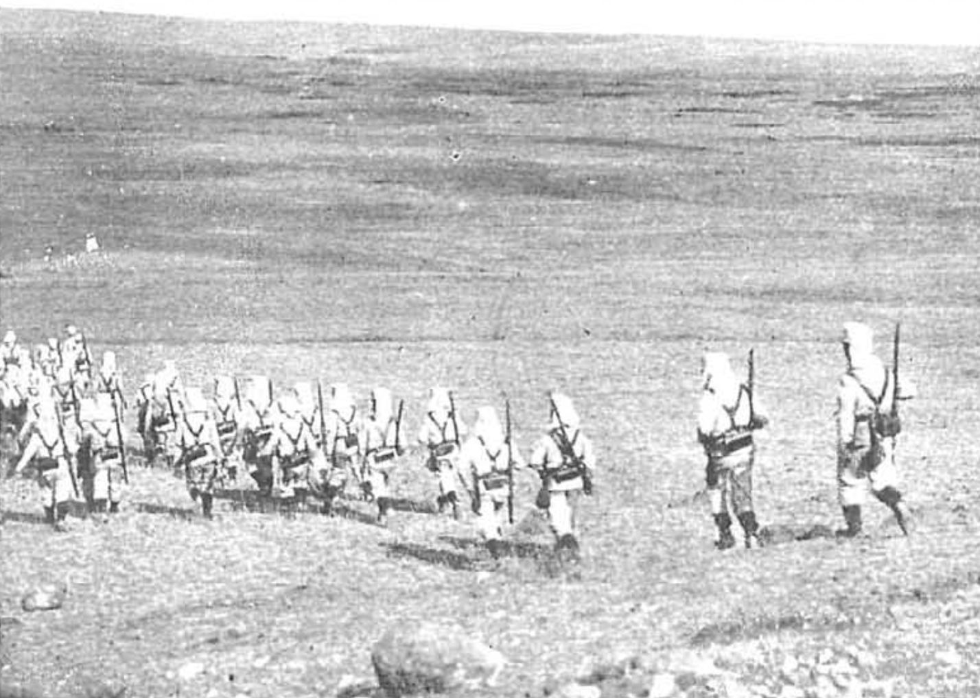 Tropas españolas avanzando por las laderas del Gurugú en julio de 1909