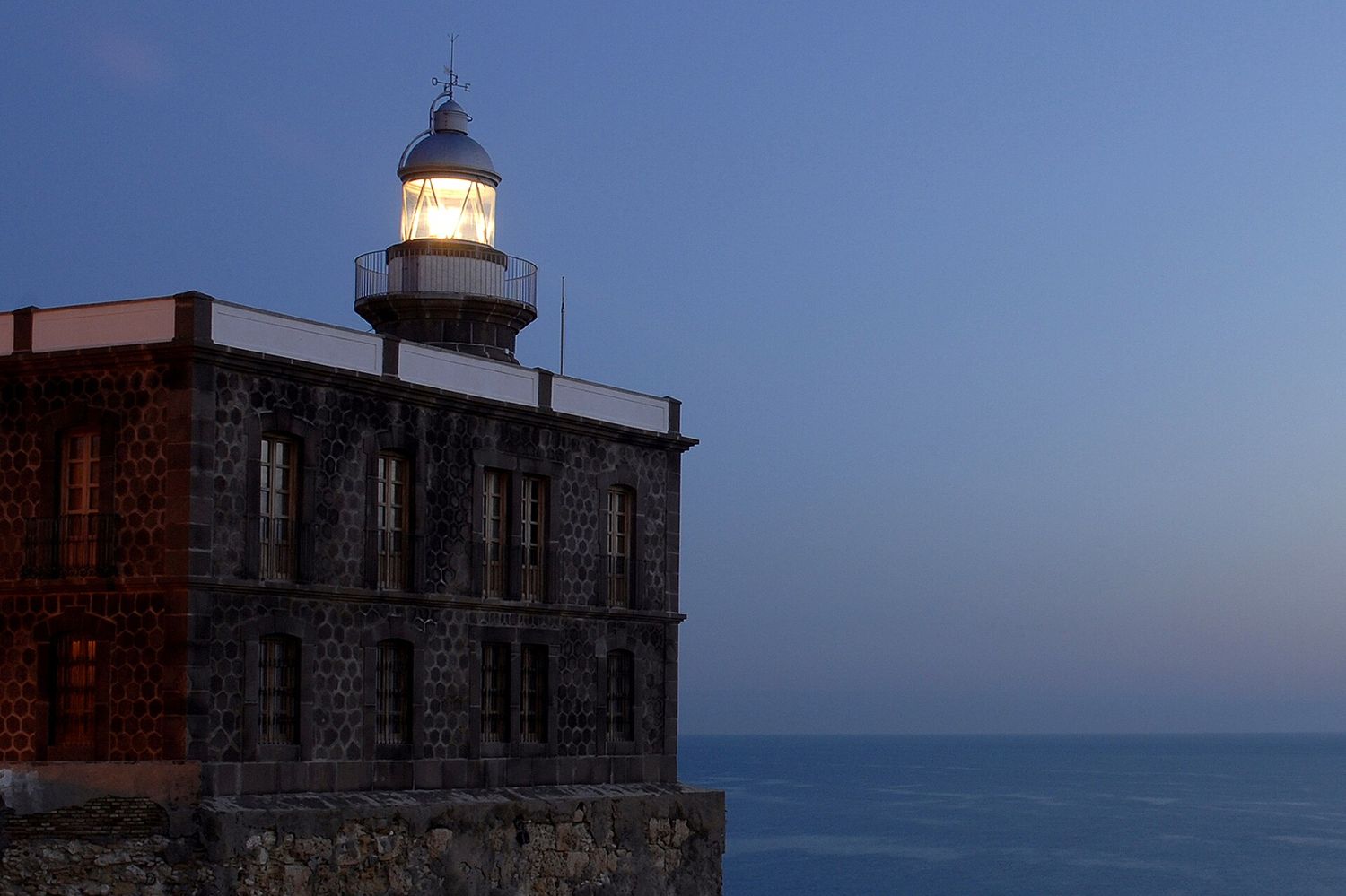Faro de Melilla de noche