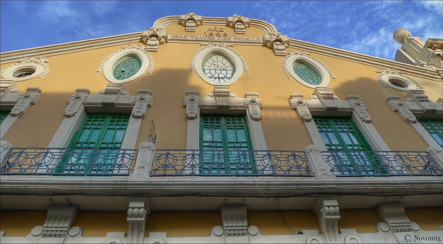 Fachada del Teatro-Cine Perelló en Melilla