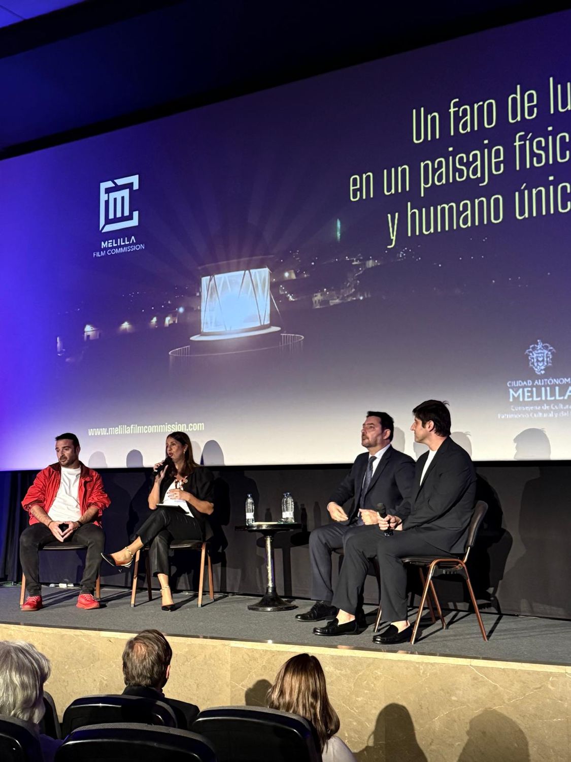 Pantalla del Palacio de la Prensa con el lema del spot: Un faro de luz en un paisaje físico y humano único