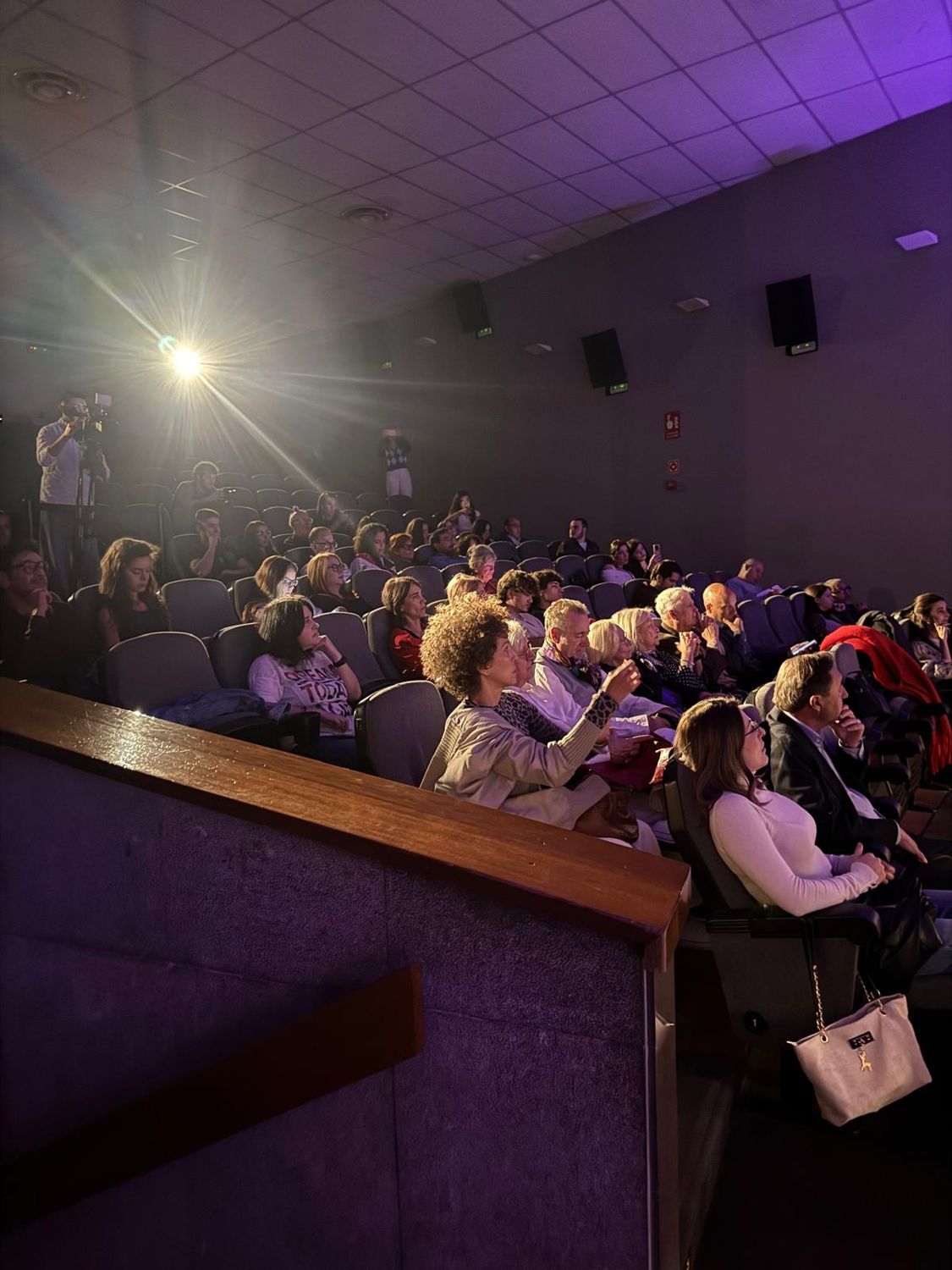 Público en la sala durante la presentación
