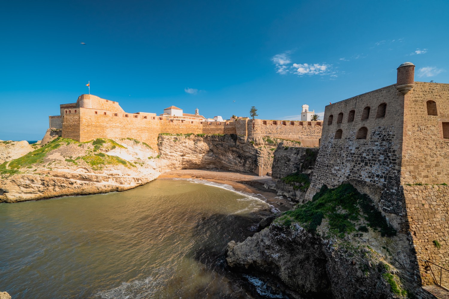 Ensenada de los Galápagos rodeada por las murallas de Melilla la Vieja
