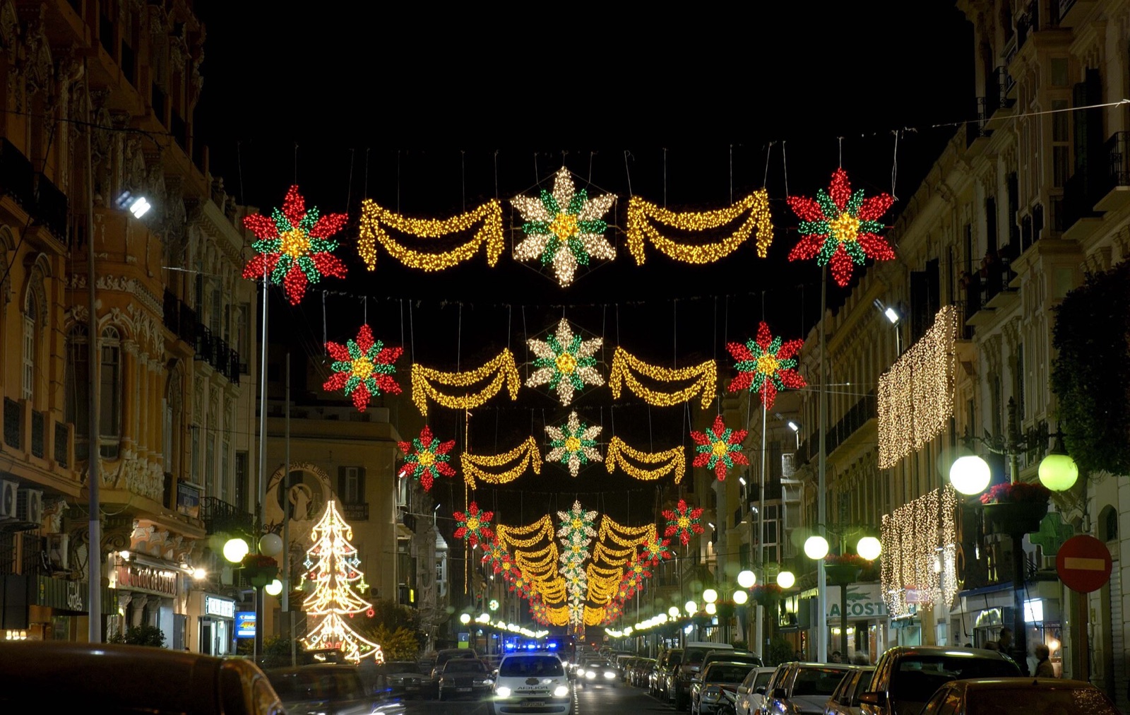 Arcos de luces de Navidad sobre la avenida Juan Carlos I de Melilla