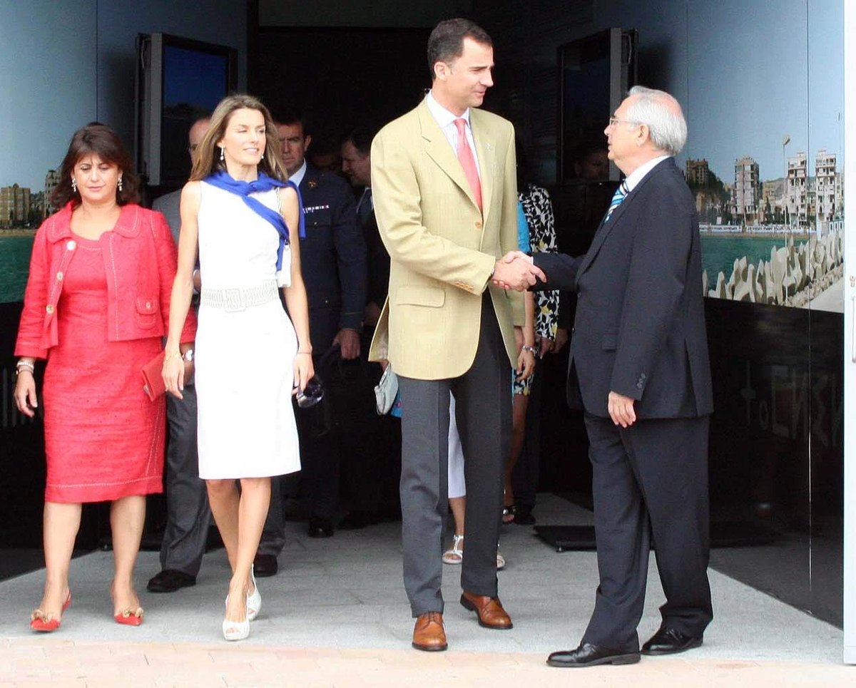 Don Felipe estrecha la mano de Juan José Imbroda a la salida del pabellón de Melilla, con doña Letizia a su lado