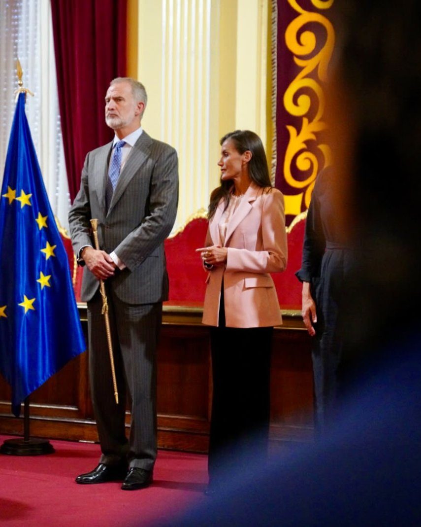 Don Felipe y doña Letizia, de pie en el Salón Dorado del Palacio de la Asamblea, junto a la bandera de Europa