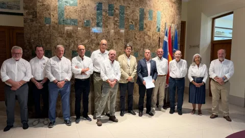 Imagen de la noticia: El Real Club Marítimo entrega su Insignia de Oro al comandante general de Melilla