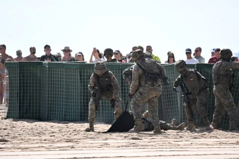 Imagen de la noticia: Melilla celebra sus 529 años de españolidad con una exhibición militar en Los Cárabos