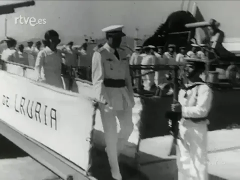Juan Carlos, con uniforme blanco, y Sofía bajan por la pasarela del destructor Roger de Lauria entre marineros