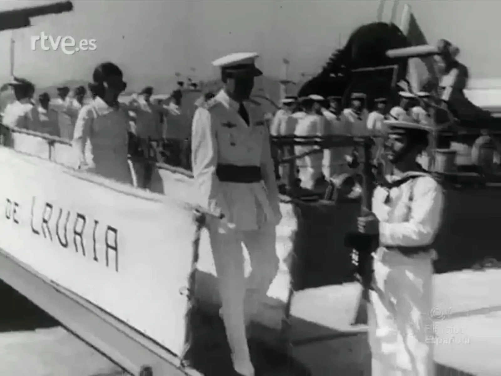Juan Carlos, con uniforme blanco, y Sofía bajan por la pasarela del destructor Roger de Lauria entre marineros