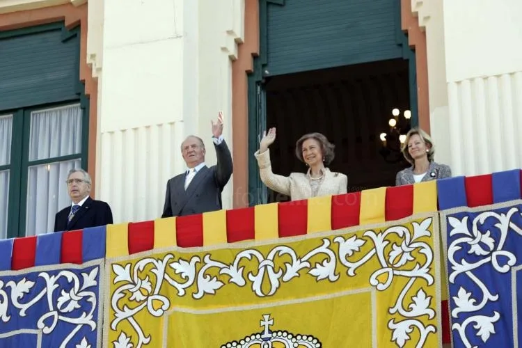 Juan Carlos I y la reina Sofía saludan desde el balcón del Palacio de la Asamblea