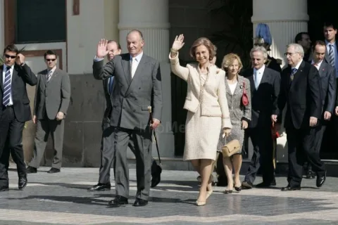 Los Reyes saludan a la salida del Palacio de la Asamblea