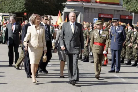 Los Reyes pasan junto a soldados formados