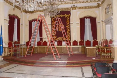 El salón de plenos de la Asamblea con escaleras de obra