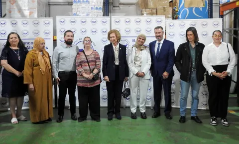 La reina Sofía con un grupo de voluntarios