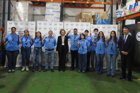La reina Sofía con un grupo de scouts