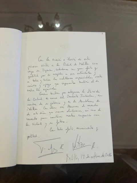 Imagen de la noticia: Los Reyes firman en el libro de oro de Melilla en su primera visita a la Ciudad