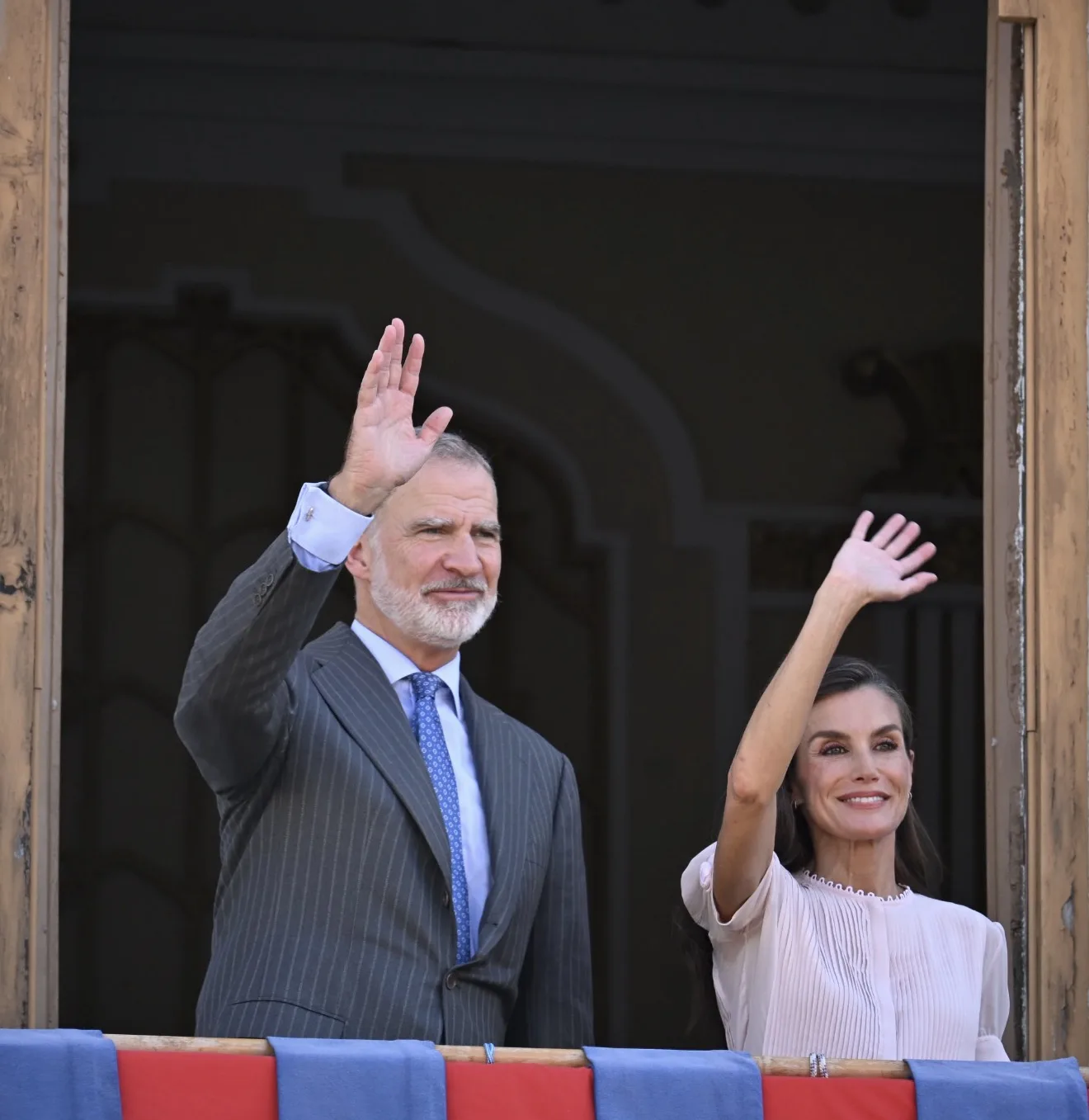 Imagen de la noticia: Los Reyes saludan desde el balcón del Palacio de la Asamblea ante miles de melillenses