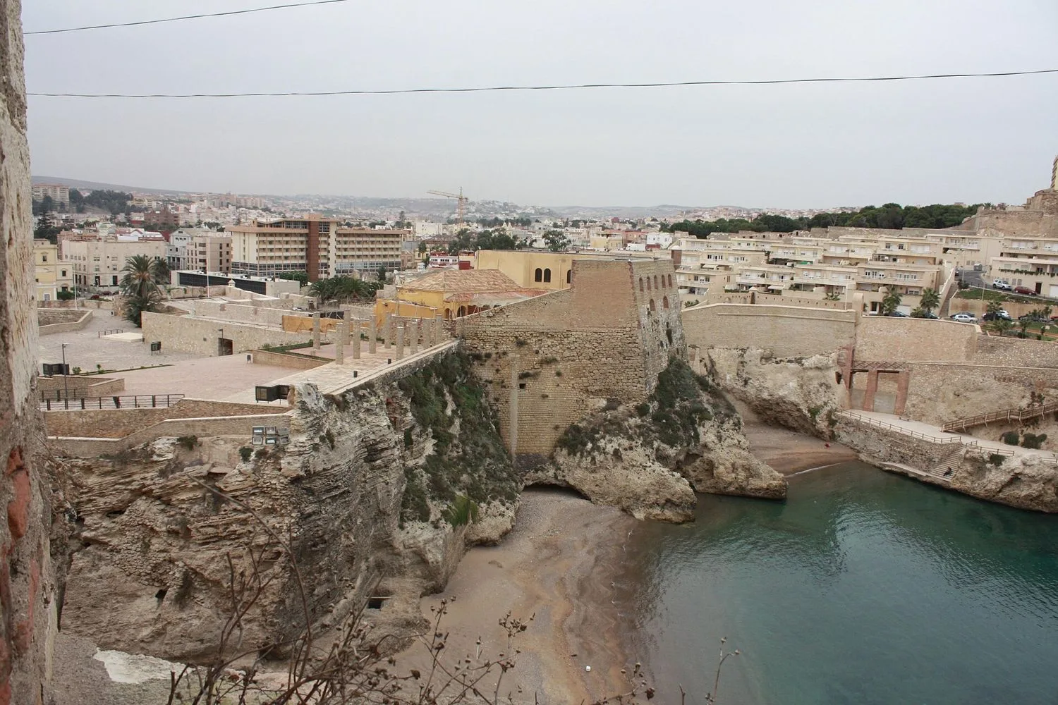 La Ensenada de los Galápagos vista desde el baluarte de la Concepción, en Melilla la Vieja, escenario de Sagrada Familia y del corto El Regalo