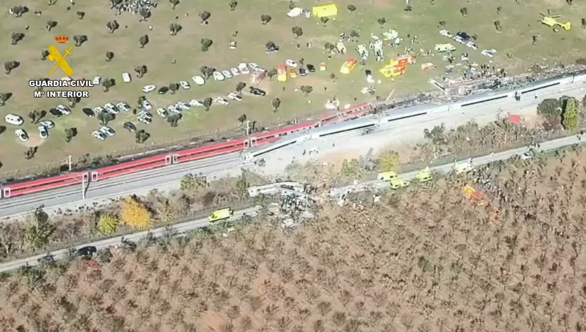 Vista aérea del lugar del accidente de Urda: los vagones descarrilados junto a la vía y los equipos de emergencia desplegados en el campo.