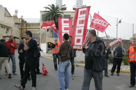 Los trabajadores de ENDESA se concentran en la puerta de la planta generadora de electrici...