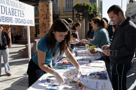 La asociación ADIMEL ha montado una mesa informativa en el centro de la ciudad para inform...