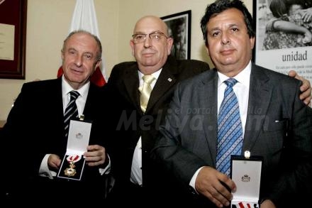 Julio Caro, presidente de Cruz Roja en Melilla ha entragado sus medallas de oro a Antonio...