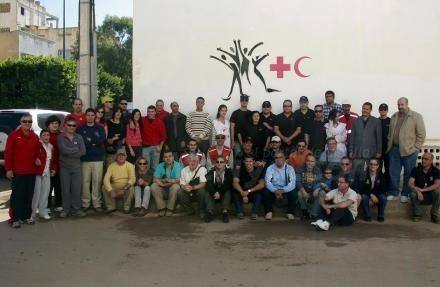 Los voluntarios de la ONG Intervención Ayuda y Emergencias que colaboraron en el reparto d...