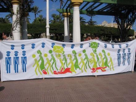 Los alumnos de la Escuela de Arte de Melilla han elaborado esta pancarta para protestar po...