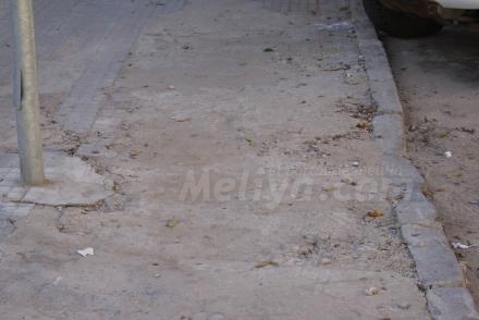 Nos remiten esta foto denuncia de los vecinos de la calle Carlos de Arellano, donde por el...