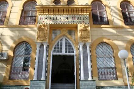 El edificio del Colegio Mediterraneo, antigua Escuela de Artes y otros usos que tuvo con a...