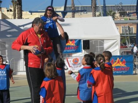 Fernando Romay se lo pasó en grande con los más pequeños en el Campeonato Solidario Tribas...
