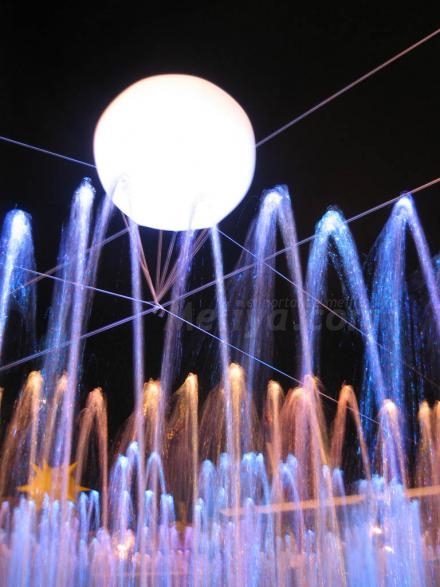 Curiosa decoración de la Plaza San Lorenzo por Navidad, sobre las fuentes han colocado gra...