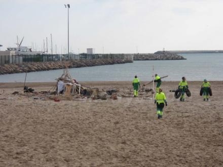 Por fin han desalojado y eliminado la chabola que había en mitad de la playa de San Lorenz...