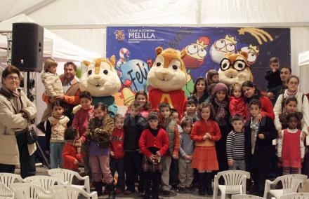 Los más pequeños siguen disfrutando del espectáculo preparado para Navidad en la Plaza de...