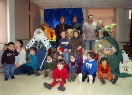 Los Reyes Magos se adelantaron y visitaron a los nietos de los usuarios del Centro de Día...
