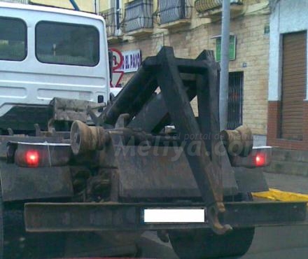 Fued nos remite esta foto denuncia mostrando su indignación por los camiones que circulan...