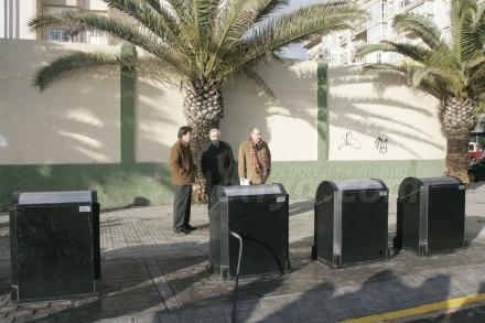 Cada vez es más frecuente ver en las calle de Melilla los nuevos contenedores soterrados c...