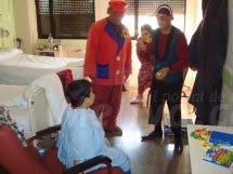 Dos de los payasos del Circo Montecarlo que durante estos días se encuentra en Melilla han...