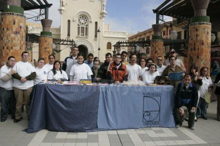Aspanies ha celebrado su tradicional rastrillo en la Plaza Menéndez Pelayo, y aquí posan p...