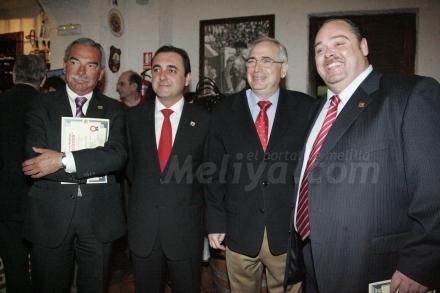 La Asociación Taurina "Los Medios" los nombró como socios de honor y posan para el recuerd...