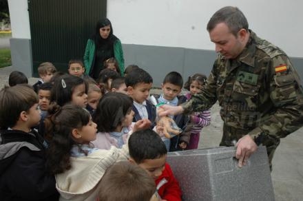 Los más pequeños visitan las Unidades Militares de Melilla, para conocer los cuarteles y l...