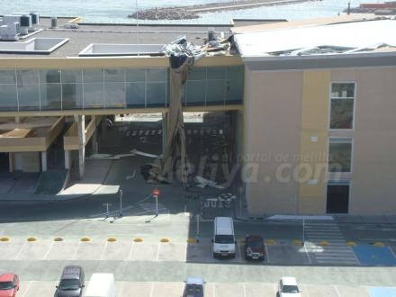 La nueva Estación Marítima se ha quedado sin parte de su techo por culpa del viento