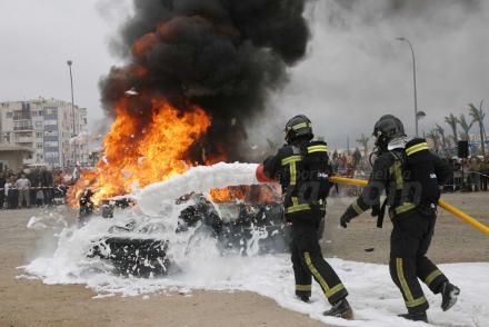 Exhibición de los bomberos en la explanada de San Lorenzo