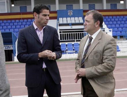 El ex capitán de la Selección Española de Fútbol, Fernándo Hierro, ha visitado Melilla par...