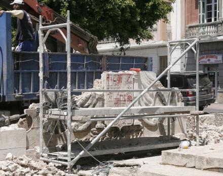 La Ciudad Autónoma está retirando los signos franquistas de la Cruz por los Caídos en la A...