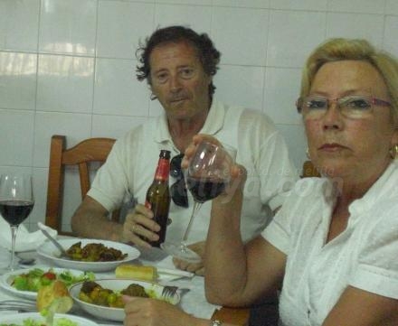 Lola Ruiz y su marido, de la Casa de Melilla en Almería, se ponen hasta las trancas de ter...