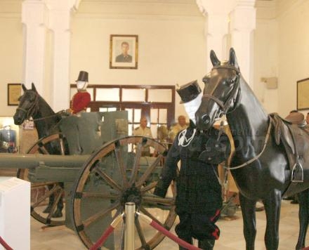 La afluencia de alumnos y melillenses en general preside el día a día de la Muestra de For...