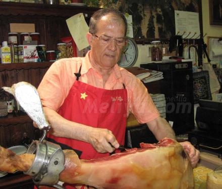 Paco Benítez Muñoz parece tocar el mejor violín de Stradivarius cuando prepara un plato de...