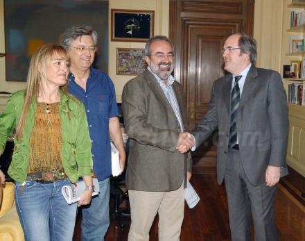 Los representantes sindicales melillenses de Sate Stes estrechan la mano del ministro de E...