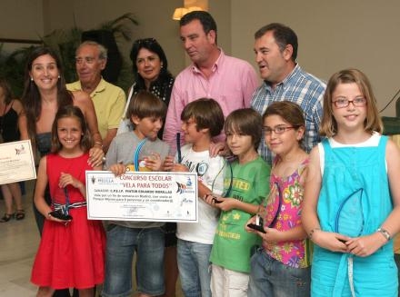 El equipo del colegio Eduardo Morillas recibe el primer premio del certamen Vela para Todo...